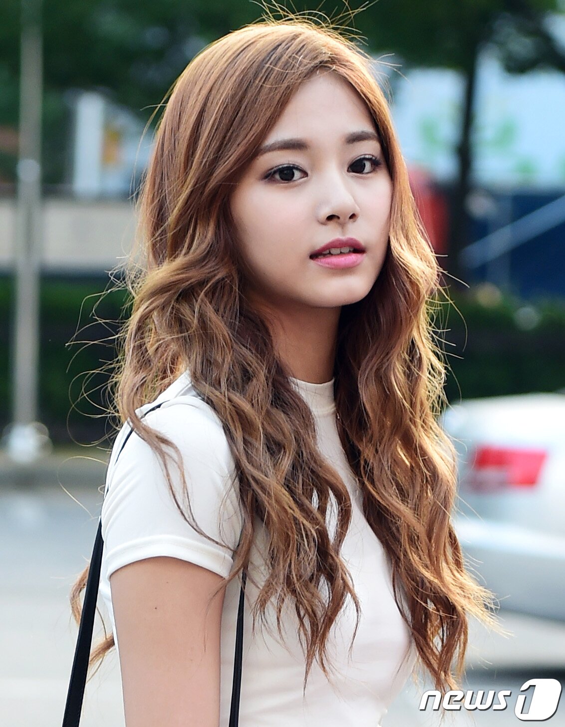 본문 이미지 - '급이 다른 인형 미모' 트와이스 쯔위가 5일 오전 서울 여의도 KBS 신관 공개홀에서 리우 올림픽 특집으로 열린 KBS2 '뮤직뱅크'(이하 뮤뱅) 리허설을 하기 위해 방송국으로 들어서며 매력을 발산하고 있다. 2016.8.5/뉴스1 ⓒ News1 권현진 기자