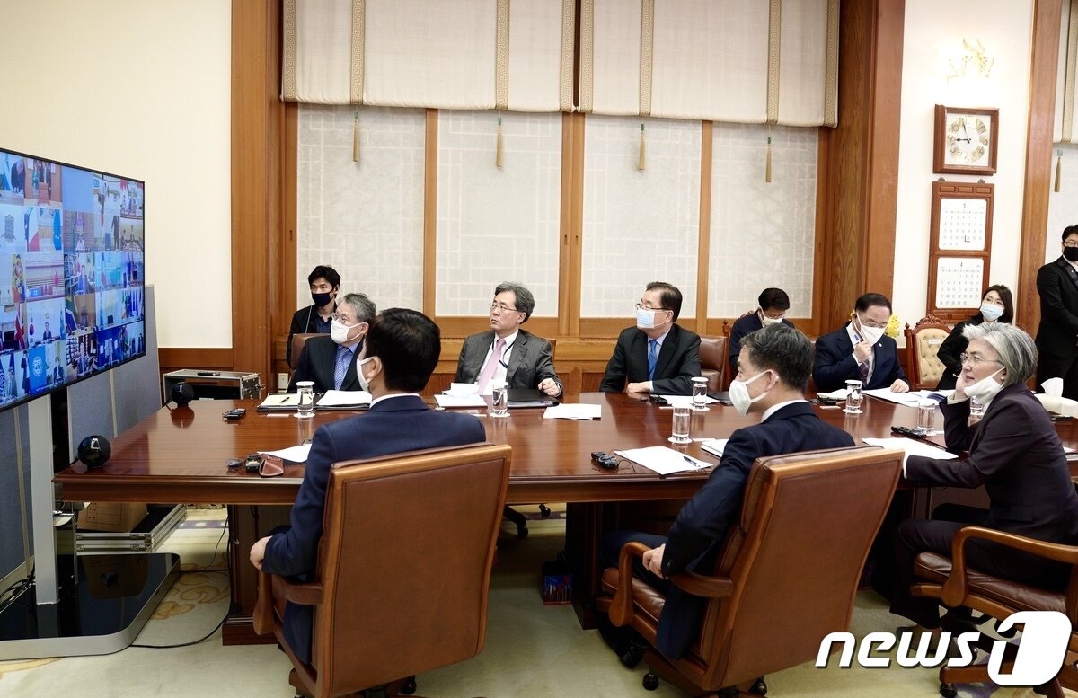 본문 이미지 - 26일 청와대 집무실에서 정의용 국가안보실장, 강경화 외교부 장관 등이 문재인 대통령의 코로나19 공조방안 모색을 위한 G200(주요 20개국) 특별화상정상회의를 지켜보고 있다. (청와대 제공) 2020.3.26/뉴스1
