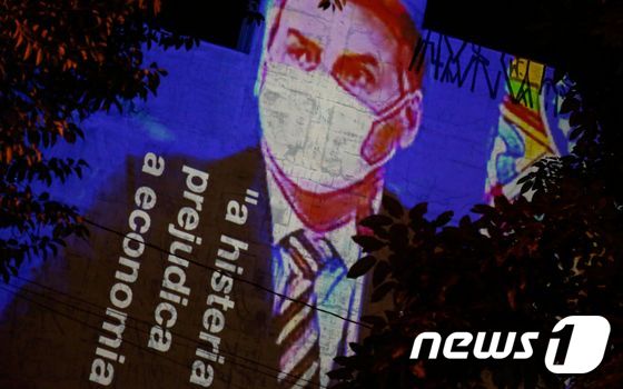 '히스테리가 경제를 망친다'. 경기 침체가 우려된다며 코로나19에 미온적으로 대처하는 자이르 보우소나루 브라질 대통령에 대한 브라질 내 비판 여론이 높다. © AFP=뉴스1