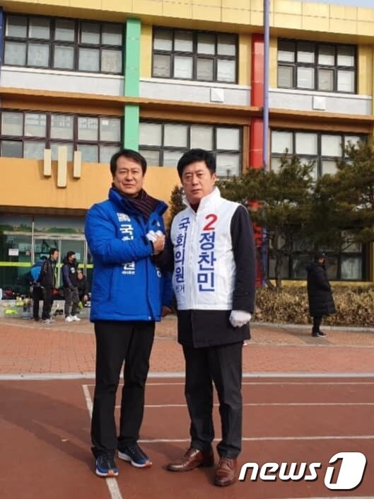 본문 이미지 - 오세영(왼쪽) 민주당 후보와 정찬민 미래통합당 후보.(후보측 제공)ⓒ News1 