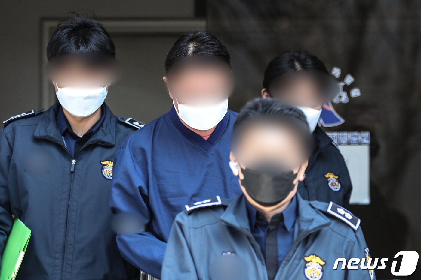 본문 이미지 - 신한금융투자 전 본부장 임모 씨가 27일 오후 서울 양천구 서울남부지방법원에서 구속 전 피의자심문(영장실질심사)을 받고 청사를 나서고 있다. 2020.3.27/뉴스1 ⓒ News1 성동훈 기자