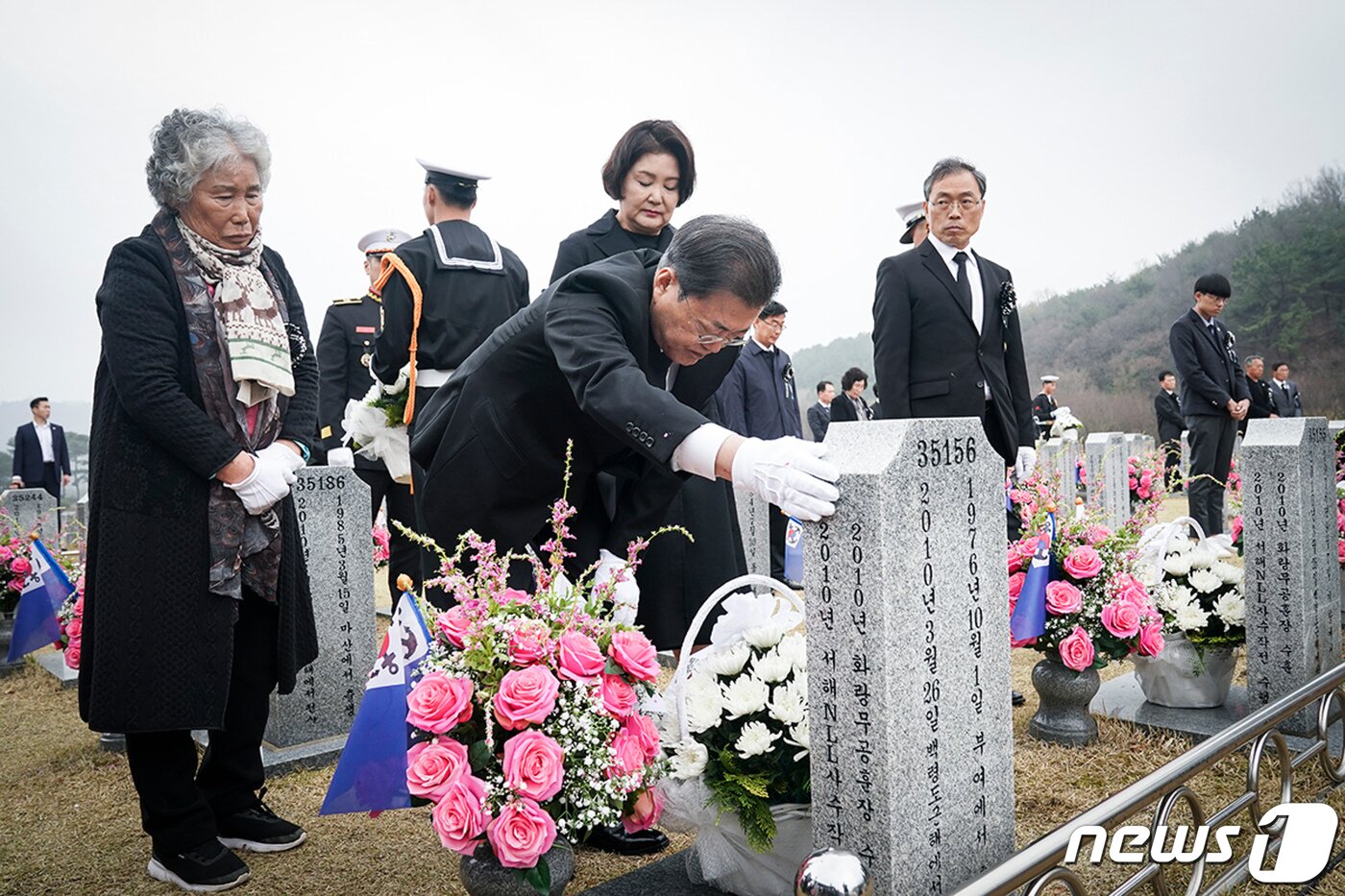 본문 이미지 - 문재인 대통령과 부인 김정숙 여사가 27일 국립대전현충원에서 열린 서해수호의 날 기념식을 마친 후 천안함 피격 용사 묘역을 참배하고 있다. 서해수호의 날은 ‘제2연평해전’, ‘천안함 피격’, ‘연평도 포격도발’로 희생된 서해수호 55용사를 추모하기 위해 제정된 법정 기념일이다. (청와대 제공) 2020.3.27/뉴스1 ⓒ News1 유승관 기자