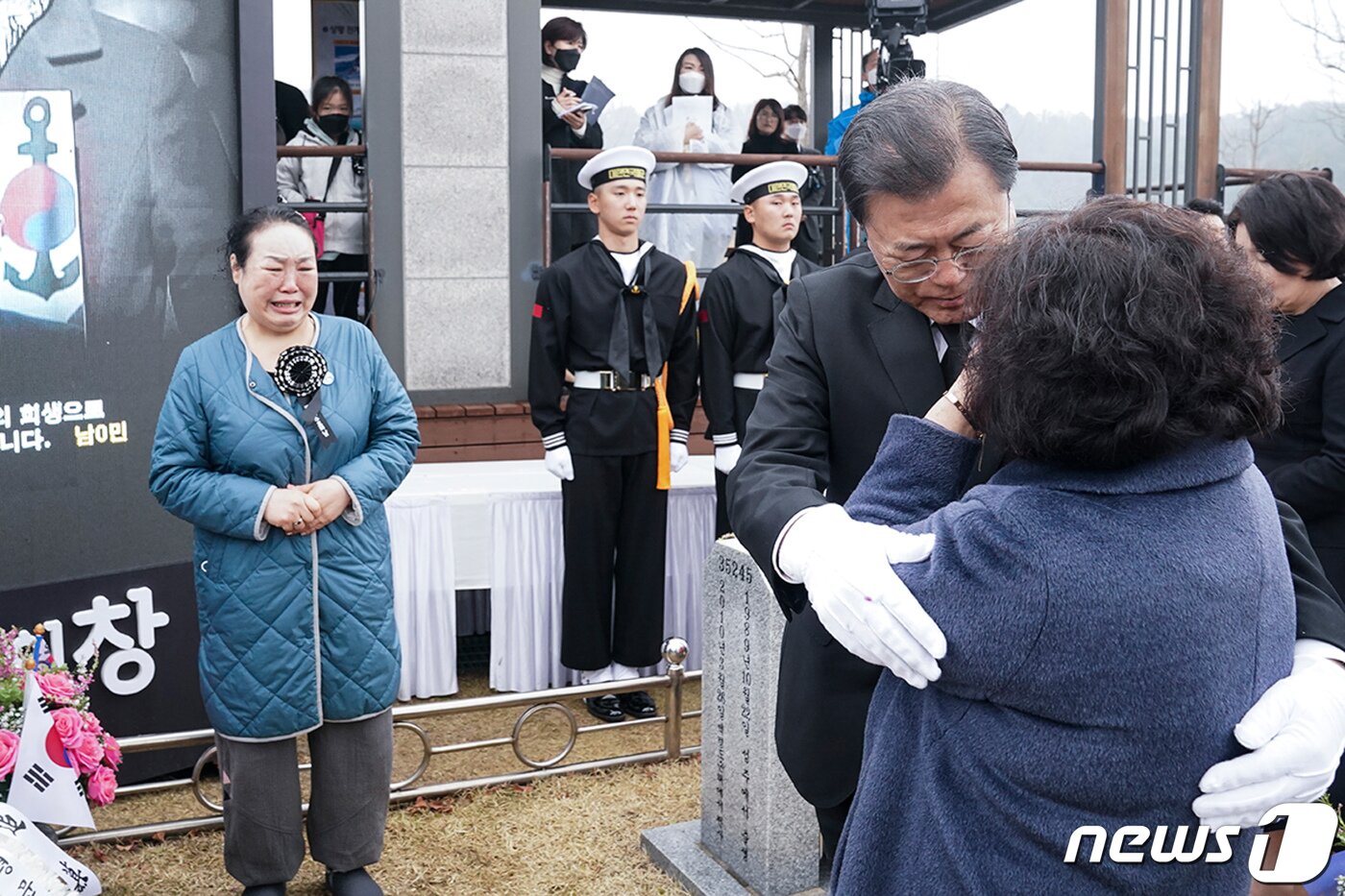 본문 이미지 - 문재인 대통령이 27일 국립대전현충원에서 열린 서해수호의 날 기념식을 마친 후 천안함 피격 용사 묘역을 참배, 유가족을 위로하고 있다. 서해수호의 날은 ‘제2연평해전’, ‘천안함 피격’, ‘연평도 포격도발’로 희생된 서해수호 55용사를 추모하기 위해 제정된 법정 기념일이다. (청와대 제공) 2020.3.27/뉴스1 ⓒ News1 유승관 기자