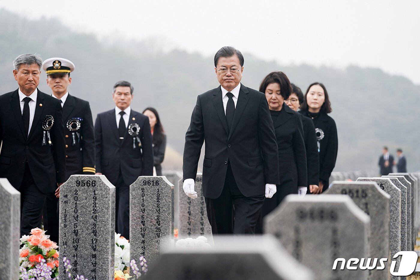 본문 이미지 - 문재인 대통령과 부인 김정숙 여사가 지난 2020년 3월27일 국립대전현충원에서 열린 서해수호의 날 기념식을 마친 후 고 한주호 준위 묘역을 참배하고 있다. 서해수호의 날은 ‘제2연평해전’, ‘천안함 피격’, ‘연평도 포격도발’로 희생된 서해수호 55용사를 추모하기 위해 제정된 법정 기념일이다. (청와대 제공) 2020.3.27/뉴스1 ⓒ News1 유승관 기자