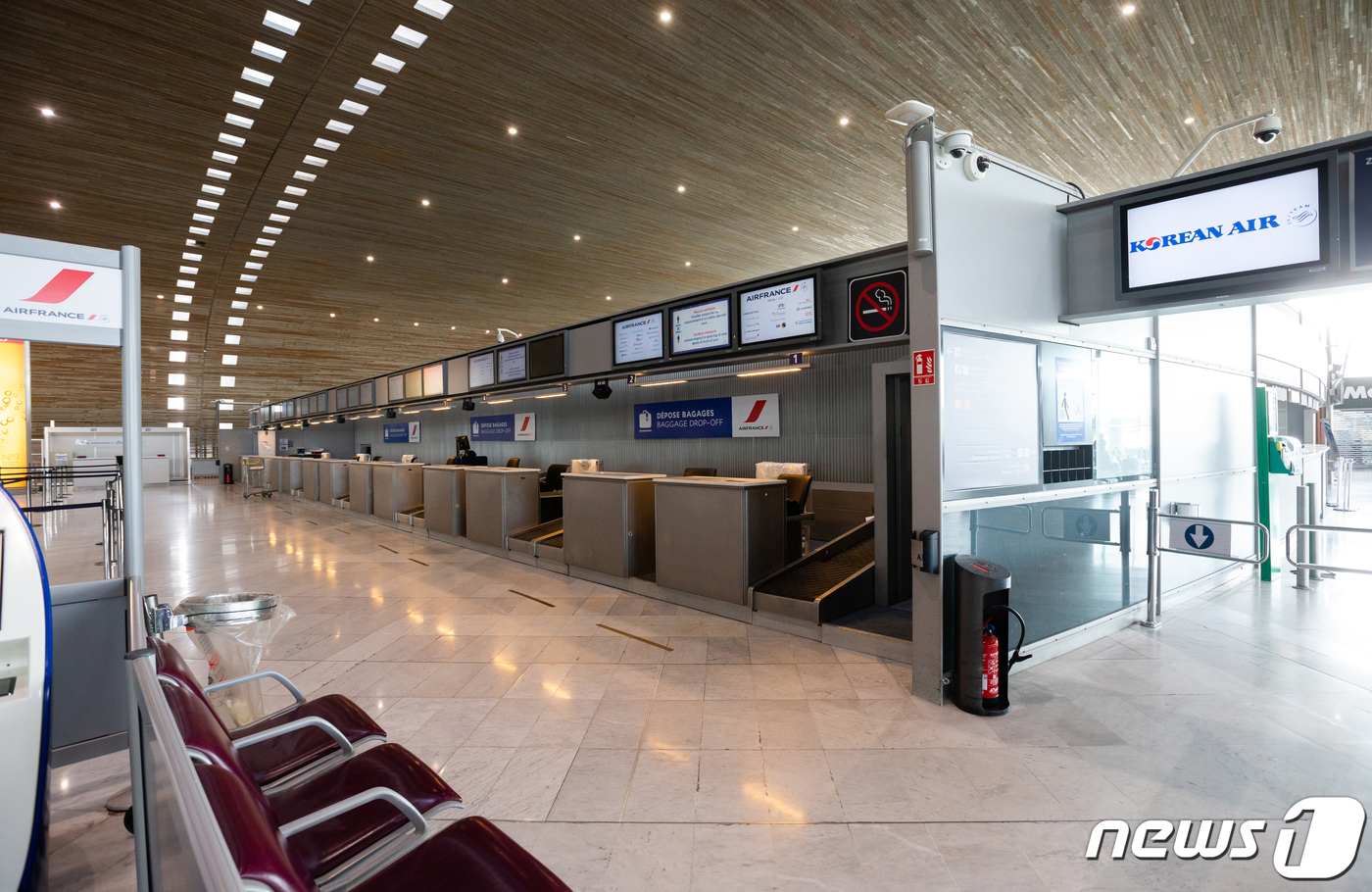 (파리(프랑스)=뉴스1) 이준성 프리랜서 기자 = 27일 오후(현지시간) 프랑스 파리 샤를드골 국제공항 인천행 대한항공 출국 수속 게이트가 북적이던 평소와 달리 텅 비어있다.신종 …