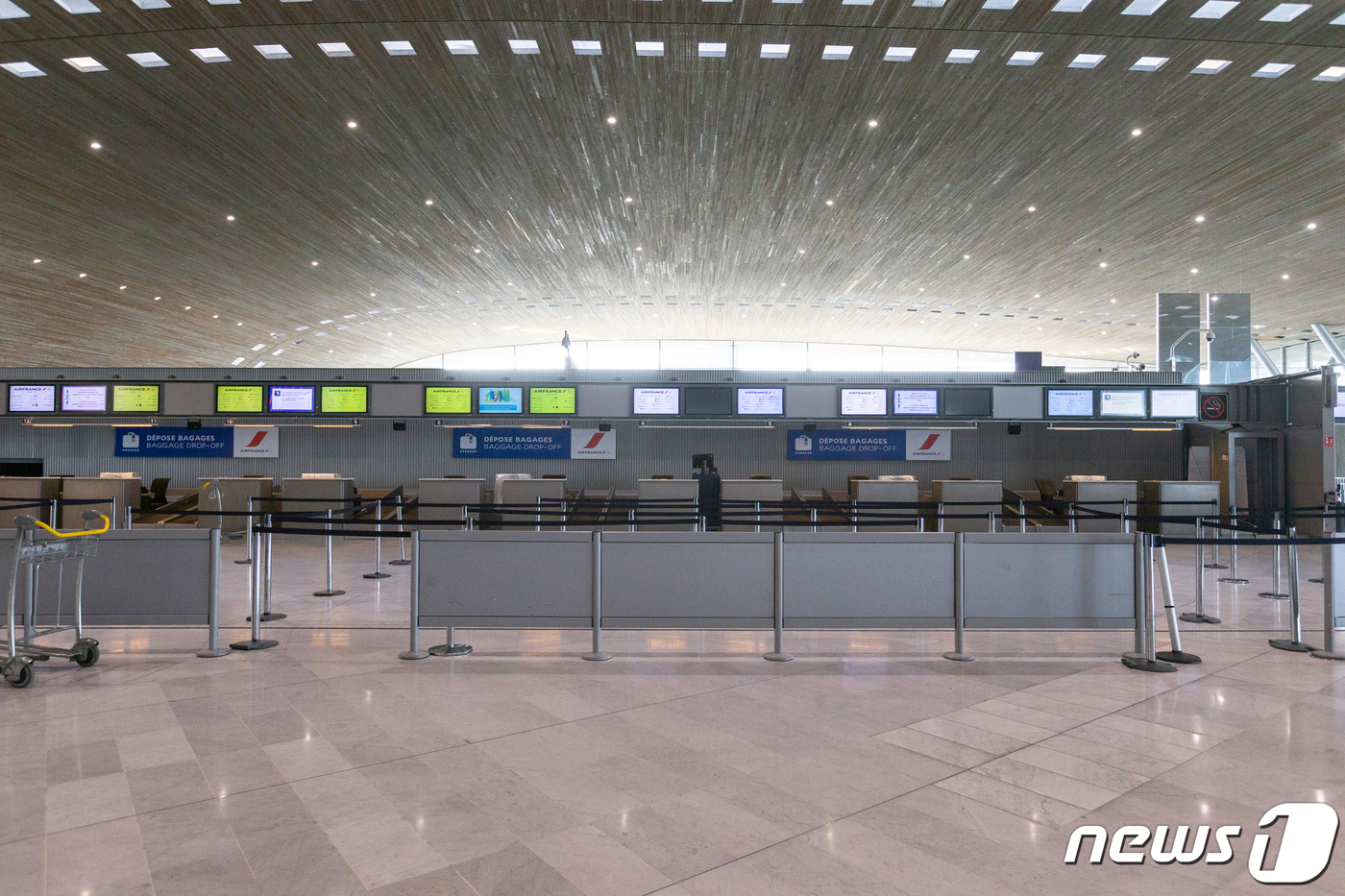 (파리(프랑스)=뉴스1) 이준성 프리랜서 기자 = 27일 오후(현지시간) 프랑스 파리 샤를드골 국제공항 인천행 대한항공 출국 수속 게이트가 북적이던 평소와 달리 텅 비어있다.신종 …