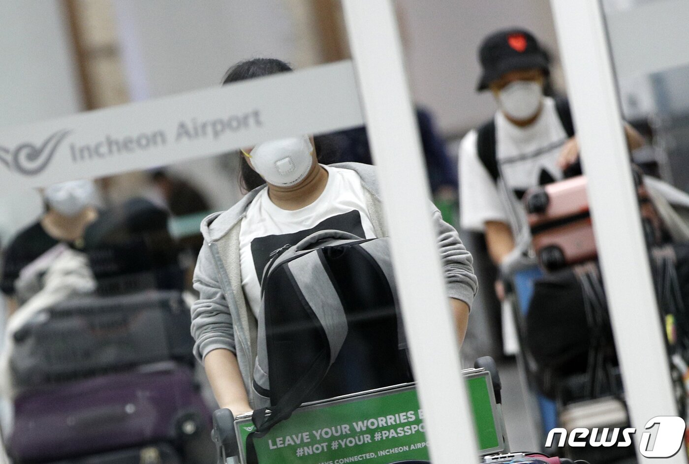 본문 이미지 - 페루 정부의 갑작스러운 국경봉쇄 조치로 현지에 발이 묶였던 우리 국민들이 28일 오전 정부 전세기를 타고 인천국제공항 2터미널을 통해 입국하고 있다. 신종 코로나바이러스 감염증(코로나19)가 확산되자 페루 정부는 지난 15일 국가비상사태를 선포하면서 15일 간 페루 내 모든 사람들에 대해 자가격리를 명령했다. 또 16일 자정부터 모든 국경을 폐쇄했다. 2020.3.28/뉴스1 ⓒ News1 안은나 기자