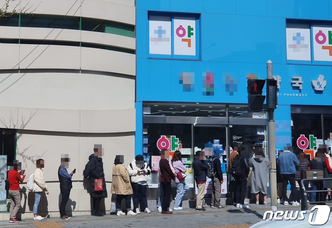 본문 이미지 - 서울 서대문구의 한 약국에 주중에 미처 마스크를 구입하지 못한 시민들이 마스크 구입을 위해 줄을 서고 있다.  ⓒ News1 