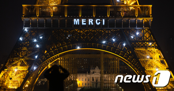 파리 에펠탑, 의료진 등에 “메르시(Merci)” 메시지