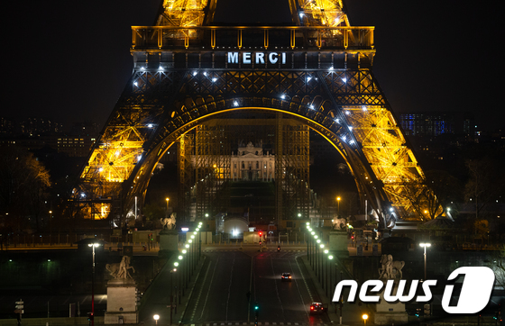 감사 메세지 전하는 파리 에펠탑