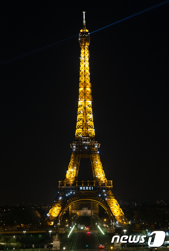 “메르시(Merci)”, 감사 메세지 전하는 에펠탑