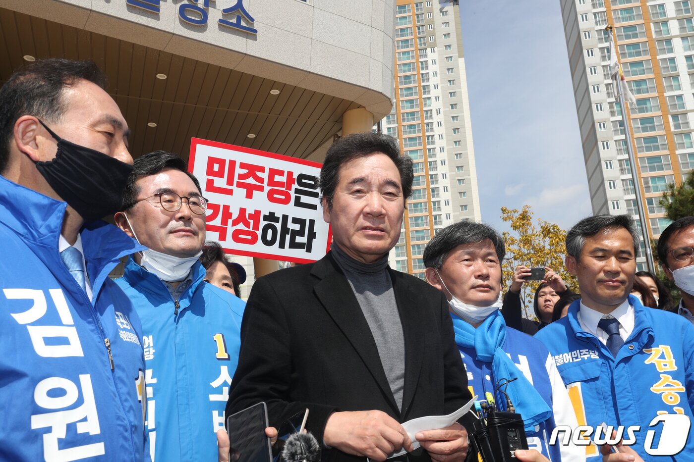 본문 이미지 - 이낙연 더불어민주당 선대위원장이 29일 오전 전남 순천시 해룡면 해룡면사무소 신대출장소 앞에서 순천 선거구 획정에 대해 사과하고 있다.2020.3.29/뉴스1 ⓒ News1 허단비 기자