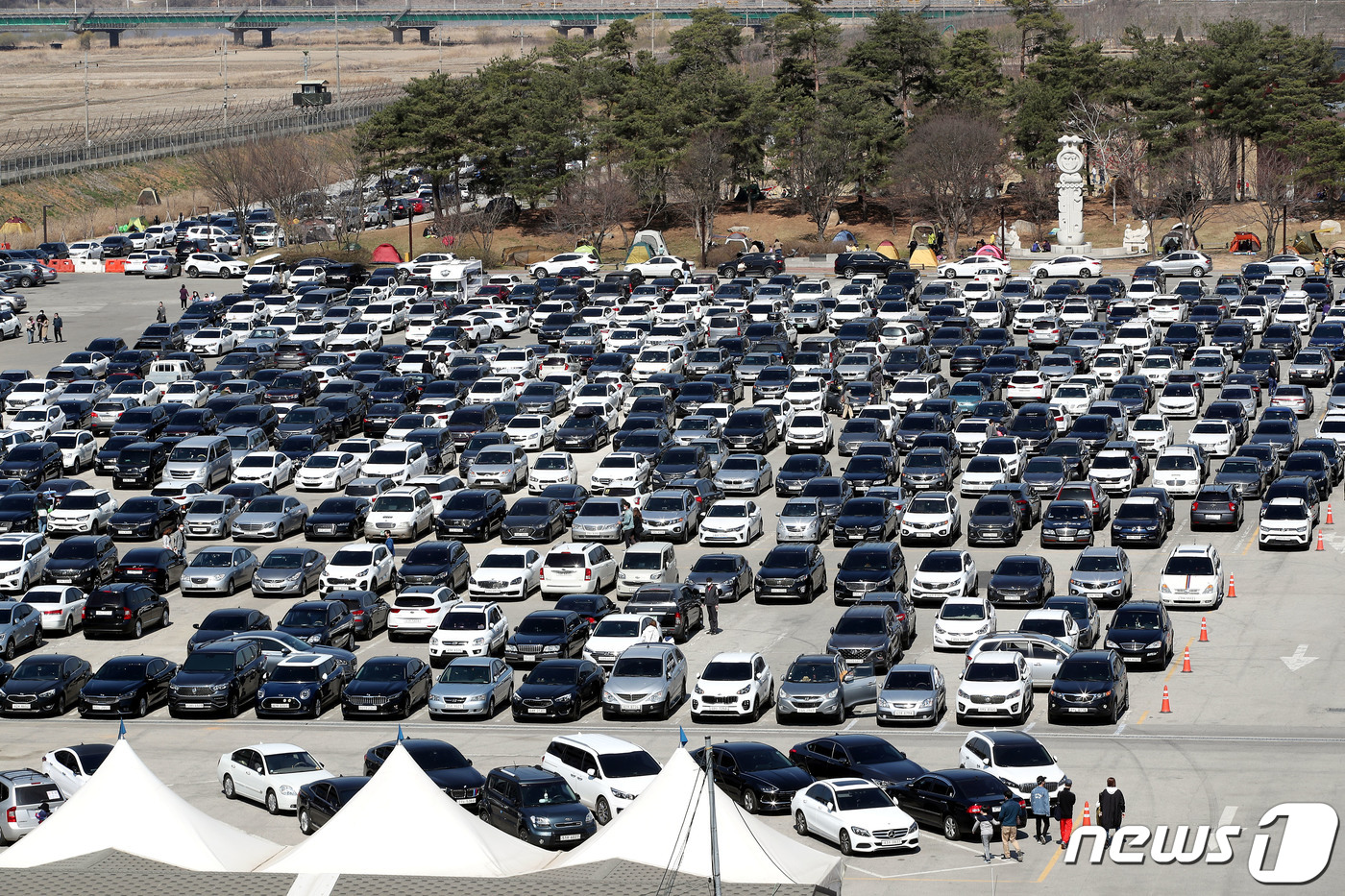 (파주=뉴스1) 박정호 기자 = 신종 코로나바이러스 감염증(코로나19) 예방을 위해 사회적 거리두기 운동이 한창인 가운데 29일 오후 경기도 파주시 임진각 평화누리공원 주차장이 나 …