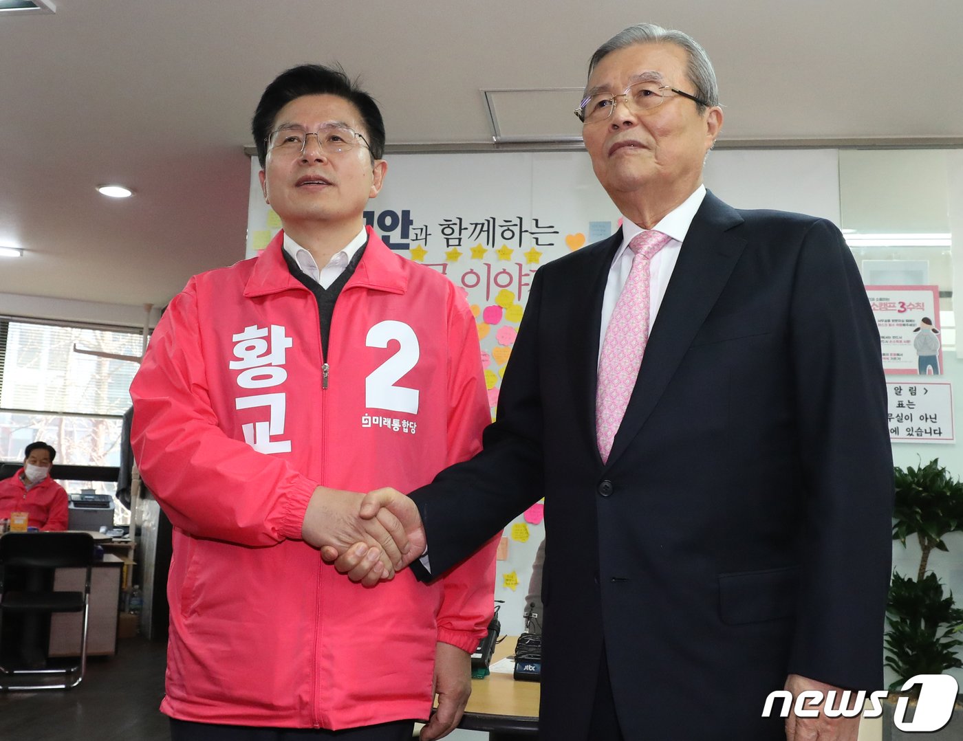 본문 이미지 - 제21대 총선 서울 종로에 출마하는 황교안 미래통합당 대표와 김종인 미래통합당 총괄선거대책위원장이 29일 서울 종로구 황 후보 선거사무소에서 악수를 나누고 있다. 2020.3.29/뉴스1 ⓒ News1 송원영 기자