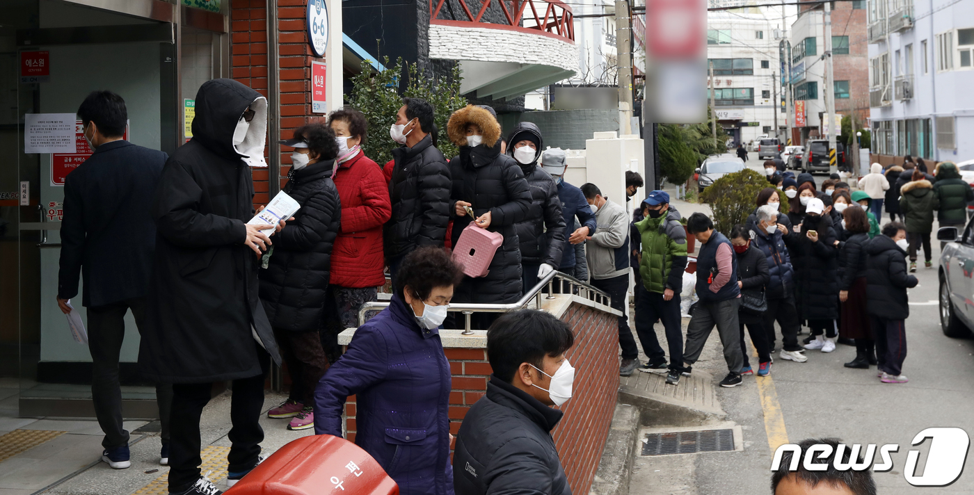 (부산=뉴스1) 여주연 기자 = 3일 오전 부산 기장군 일광우체국에 시민들이 공적 마스크를 구매하기 위해 줄을 서고 있다. 이날 현장에 있는 일부 시민들 사이에서 긴 시간 줄을 서 …
