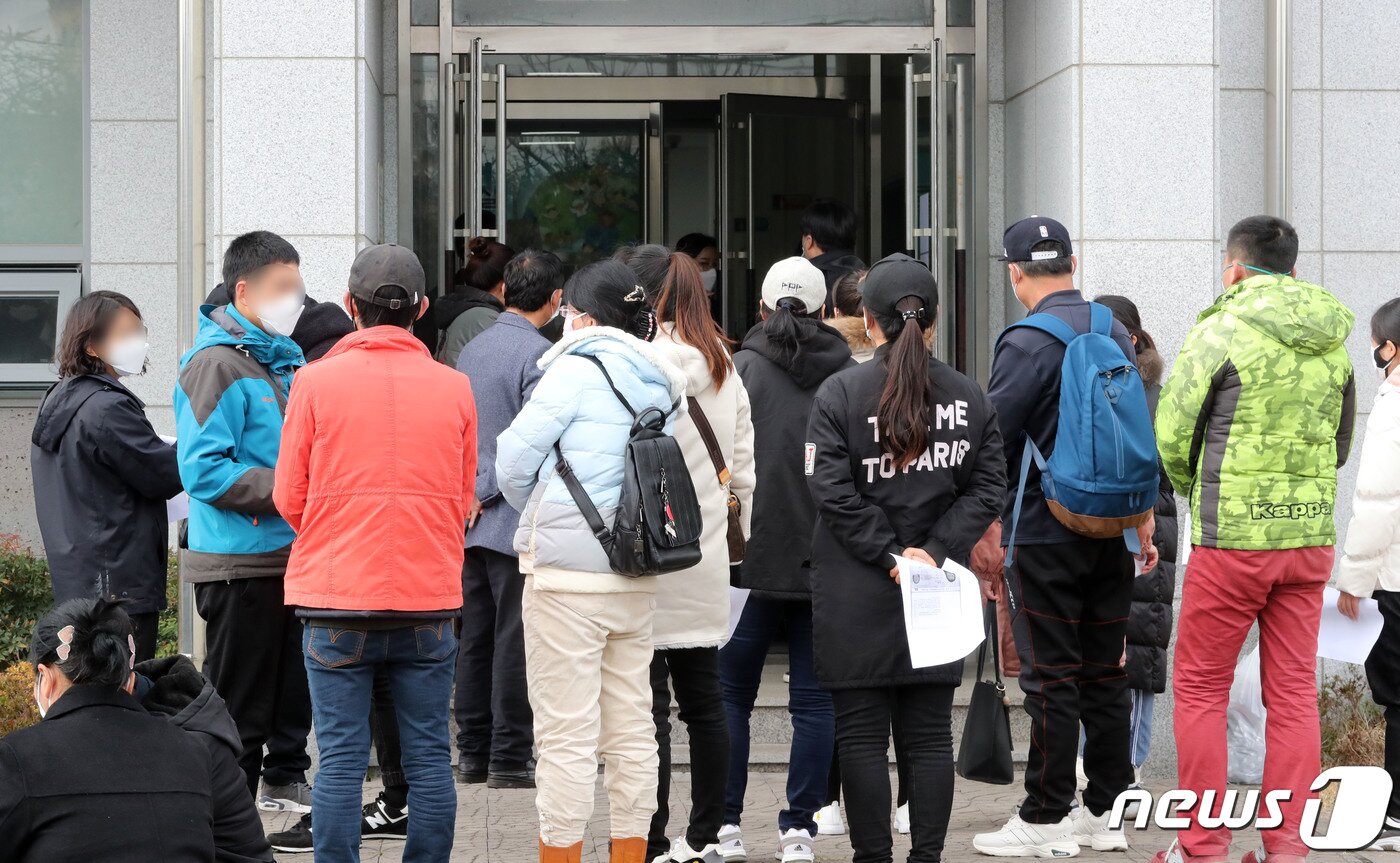 본문 이미지 - 3일 오후 제주시 용담동 제주출입국외국인청에 자진 출국 신고를 하려는 중국인 불법체류자들이 대기하고 있다. 신종 코로나바이러스 감염증(코로나19)의 국내 확산 이후 한국을 떠나려는 불법체류자들이 급증한 것으로 확인됐다.2020.3.3 /뉴스1 ⓒ News1 오현지 기자