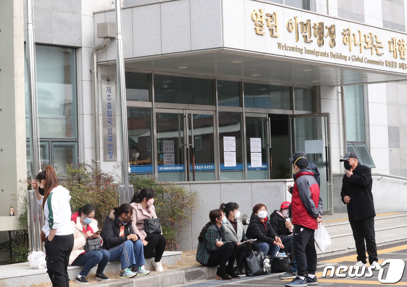 본문 이미지 - 제주시 용담동 제주출입국외국인청에 자진 출국 신고를 하려는 중국인 불법체류자들이 대기하고 있는 모습.  (사진은 기사 내용과 무관함) / 뉴스1 ⓒ News12020.3.3/뉴스1 ⓒ News1 오현지 기자