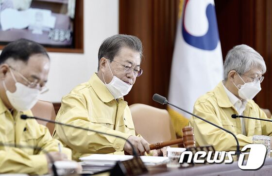 문재인 대통령이 3일 오전 서울 종로구 정부서울청사에서 열린 제9회 국무회의를 주재하고 있다. (청와대 제공) 2020.3.3/뉴스1