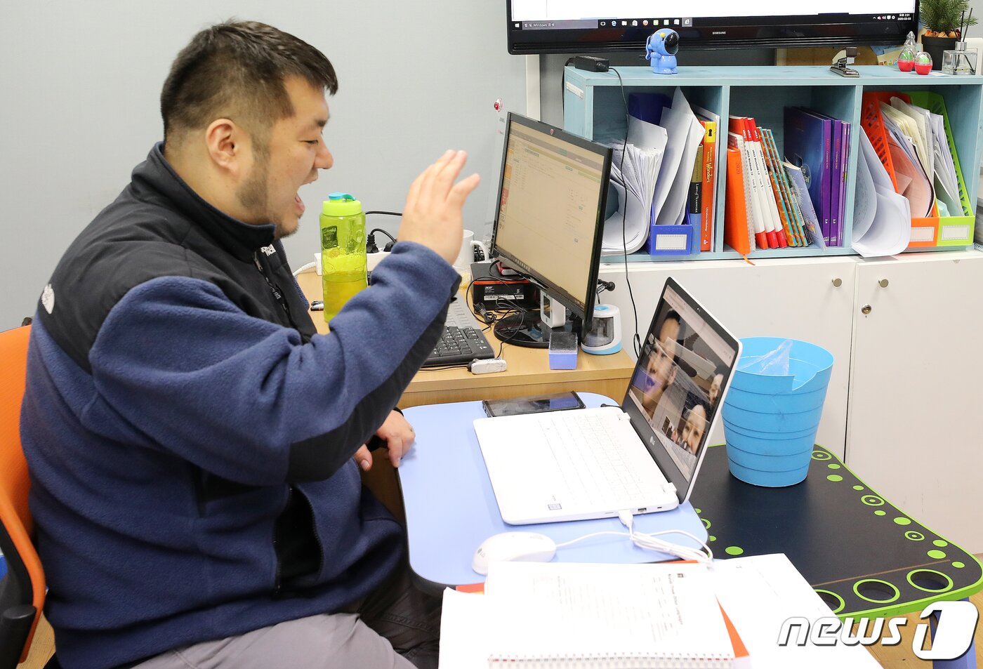 본문 이미지 - 지난 3월 3일 서울 강남구 대치동에 위치한 이맥스 어학원에서 수강생들을 위해 원격 강의를 진행하고 있다. 2020.3.3/뉴스1 ⓒ News1 김진환 기자
