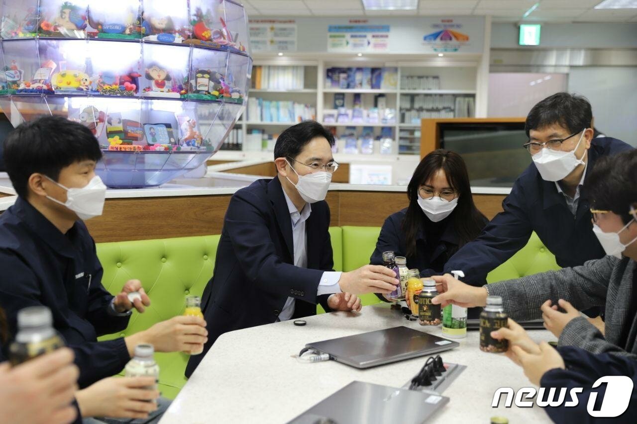 본문 이미지 - 이재용 삼성전자 부회장이 3일 경상북도 구미시 삼성전자 구미사업장을 방문, 스마트폰 생산라인을 점검한 후 직원들과 차담회를 하고 있다. (삼성전자 제공) 2020.3.3/뉴스1
