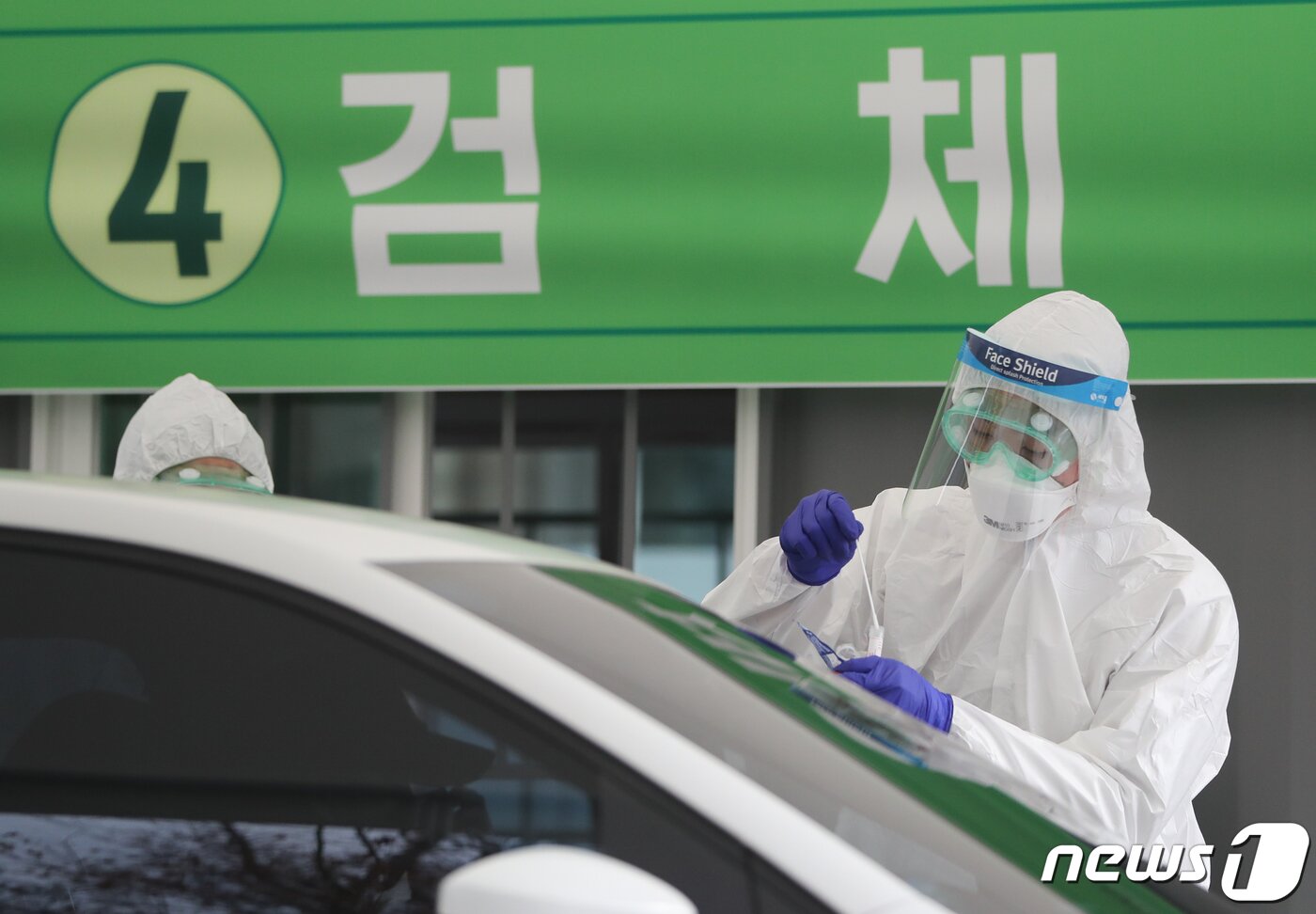 본문 이미지 - 3일 서울 서초구 소방학교에 설치된 드라이브 스루 선별진료소를 찾은 검사자가 차 안에서 검체 채취를 받고 있다.  2020.3.3/뉴스1 ⓒ News1 허경 기자