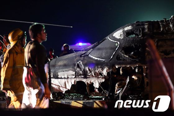 필리핀 마닐라 국제공항에서 29일(현지시간) 일본으로 환자를 이송하던 소형 비행기가 폭발해 탑승자 8명이 모두 숨지는 참사가 발생했다. © AFP=뉴스1