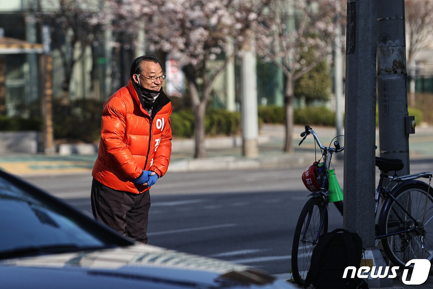 본문 이미지 - 4·15 총선 서울 영등포구을에 출사표를 던진 이정현 무소속 후보가 30일 오전 서울 영등포구 대림3동 사거리에서 출근 인사를 하고 있다. 2020.3.30/뉴스1 ⓒ News1 이승배 기자