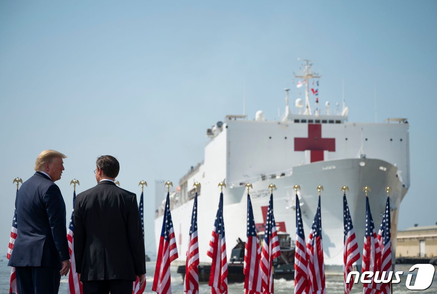 (노포크 AFP=뉴스1) 우동명 기자 = 도널드 트럼프 미국 대통령이 28일(현지시간)  버지니아주 노포크에서 뉴욕으로 출항하는 해군 병원선을  마크 에스퍼 국방장관과 바라보고 있 …