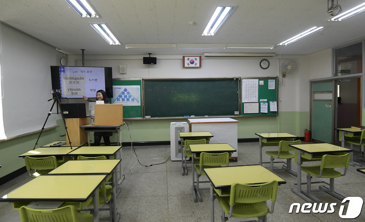 (서울=뉴스1) 박지혜 기자 = 30일 오전 서울 성북구 종암중학교 교실에서 중국어 선생님이 네이버 밴드 플랫폼을 이용한 실시간 원격 수업을 진행하고 있다.종암중학교는 신종 코로나 …