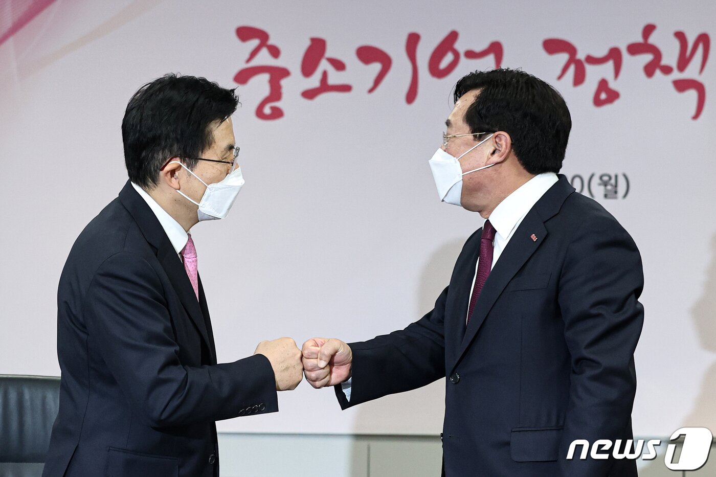 본문 이미지 - 황교안 미래통합당 대표(왼쪽)가 30일 오전 서울 영등포구 여의도 중소기업중앙회에서 열린 '제21대 총선 중소기업 정책과제 전달식'에서 김기문 중소기업중앙회장과 주먹 인사하고 있다. 2020.3.30/뉴스1 ⓒ News1 이승배 기자