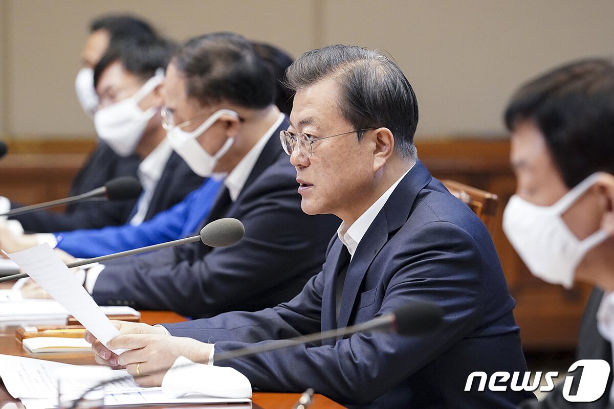 본문 이미지 - 문재인 대통령이 30일 청와대에서 열린 제3차 비상경제회의에서 발언을 하고 있다. (청와대 제공) 2020.3.30/뉴스1
