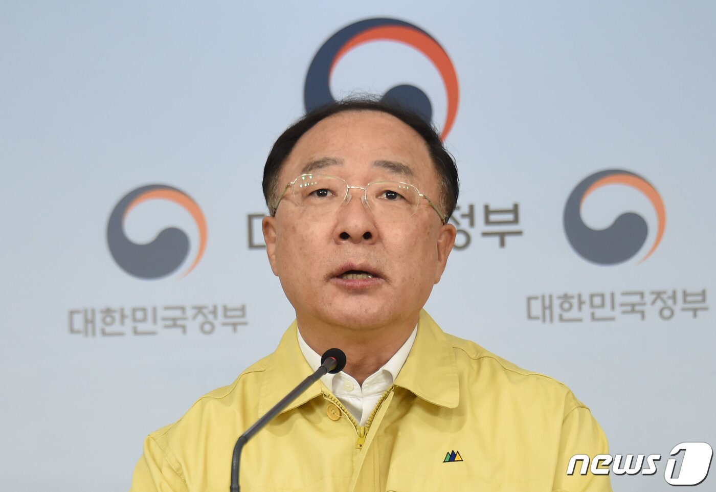 본문 이미지 - 홍남기 경제부총리 겸 기획재정부 장관이 30일 서울 종로구 정부서울청사에서 열린 제3차 비상경제회의 결과 관계부처 합동브리핑에서 주요내용을 발표하고 있다. 정부는 이날 회의를 통해 소득 하위 70% 가구에 대해 4인가구의 경우 최대 100만원, 1인 가구는 40만원을 지급하기로 결정했다. 지금 방식은 각 지자체에서 활용 중인 지역상품권, 전자화폐다. (기획재정부 제공) 2020.3.30/뉴스1