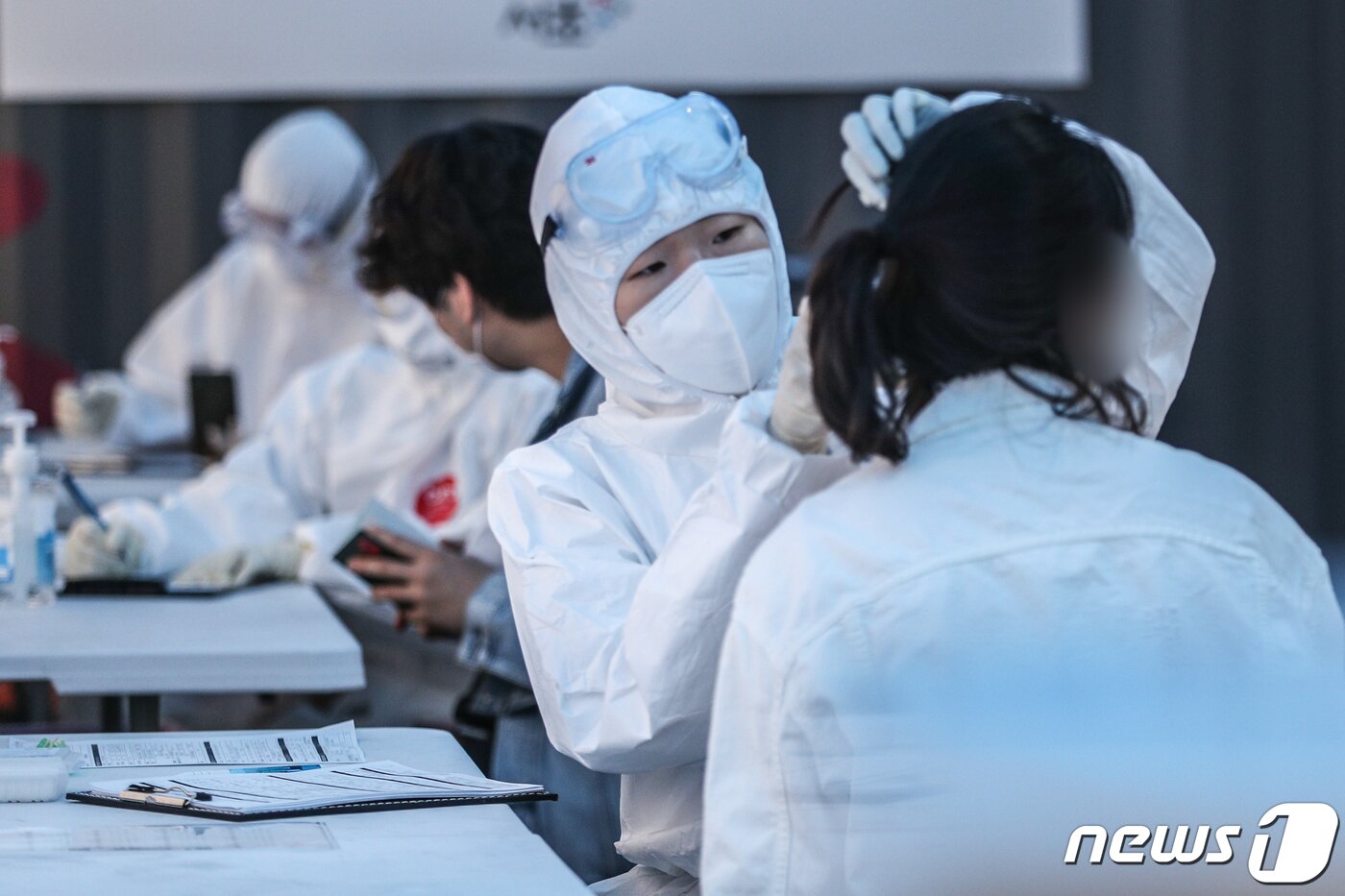 본문 이미지 - 30일 오후 서울 서초구보건소 선별진료소에서 시민들이 신종 코로나바이러스 감염증&#40;코로나19&#41; 검사를 받고 있다. 이날 보건당국에 따르면, 강남구에선 3월에만 17명의 해외 접촉 관련 확진자가 발생했다. 이 중 11명이 유학생이다. 서초구는 9명 중 6명이 유학생이다. 대표적인 부촌으로 자녀를 유학보냈거나 해외에서 사업하는 주민 비중이 상대적으로 높은 영향으로 풀이된다. 한편, 정부는 해외 유입 사례가 확산됨에 따라 다음달 1일부터 모든 입국자를 대상으로 14일간 자가격리 조치를 취하도록 할 방침이다. 2020.3.30/뉴스1 ⓒ News1 성동훈 기자