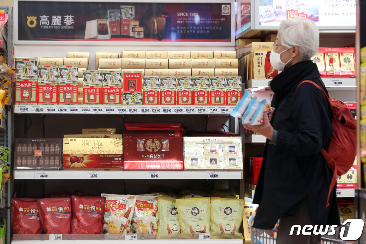 본문 이미지 - 서울 시내 한 대형마트에서 소비자가 장을 보고 있다. 2020.3.30/뉴스1 ⓒ News1 황기선 기자