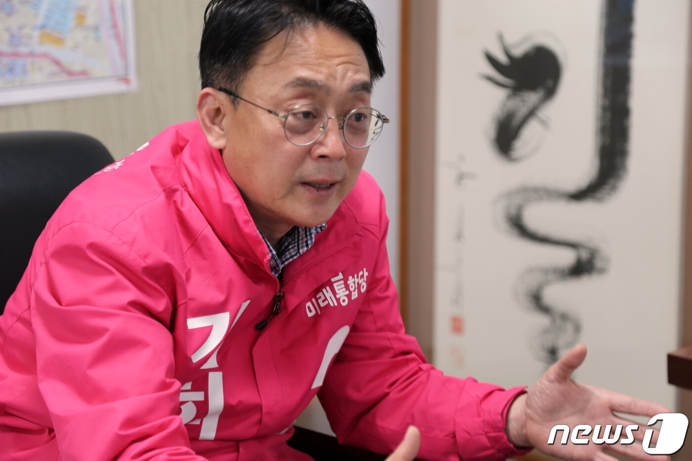 본문 이미지 - 김희곤 후보가 뉴스1과 인터뷰를 하고 있다.ⓒ 뉴스1