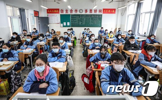 마스크 쓰고 수업받는 중국 학생들