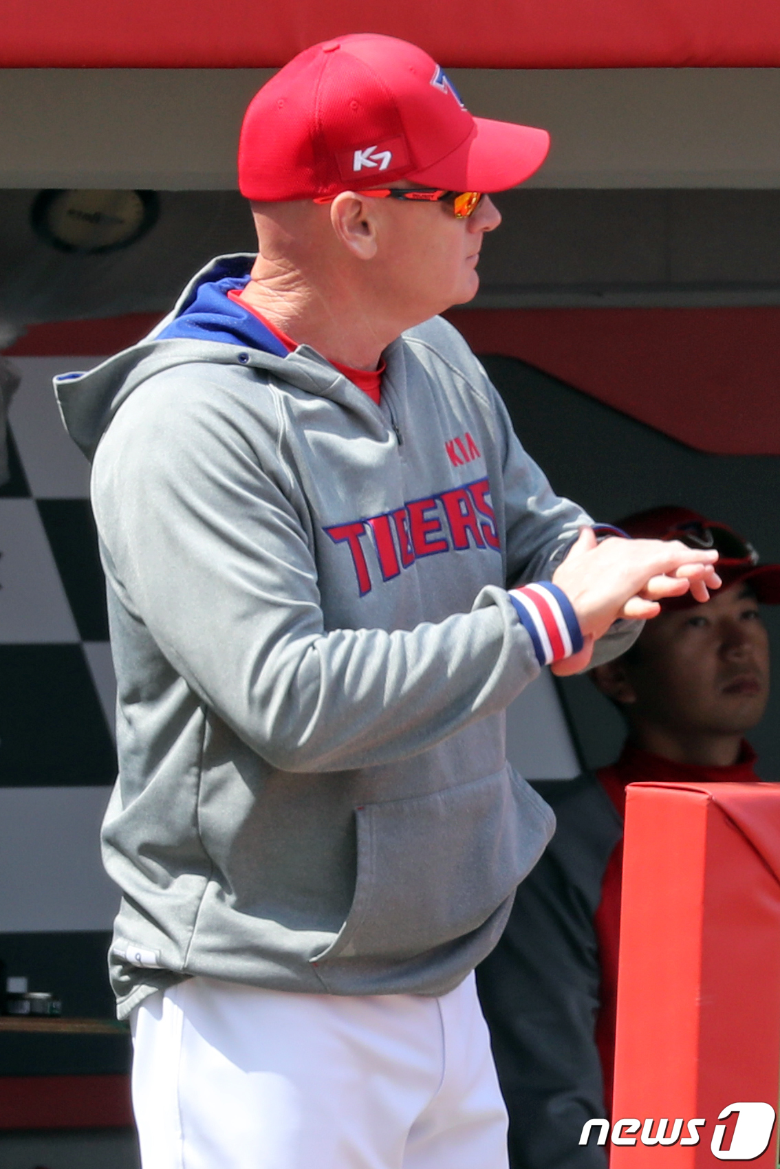 (광주=뉴스1) 황희규 기자 = 31일 오후 광주 북구 광주-기아챔피언스필드에서 진행된 KIA 타이거즈 홍백전에서 맷 윌리엄스 감독이 사인을 보내고 있다. 2020.3.31/뉴스1 …