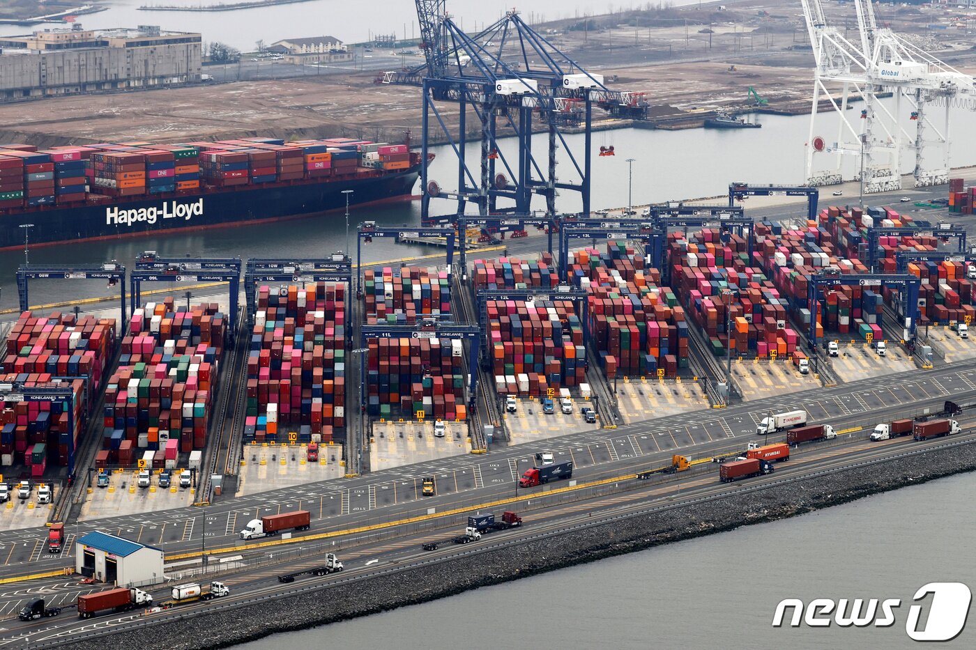 본문 이미지 - 선적하지 못한 컨테이너 수백개가 미국 뉴욕항에 쌓여있다. ⓒ 로이터=뉴스1 ⓒ News1 유새슬 기자