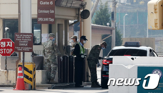 31일 오후 서울 용산구 미군기지 입구에서 한국인 근로자와 미군들이 함께 업무를 보고 있다. 2020.3.31/뉴스1 © News1 박지혜 기자