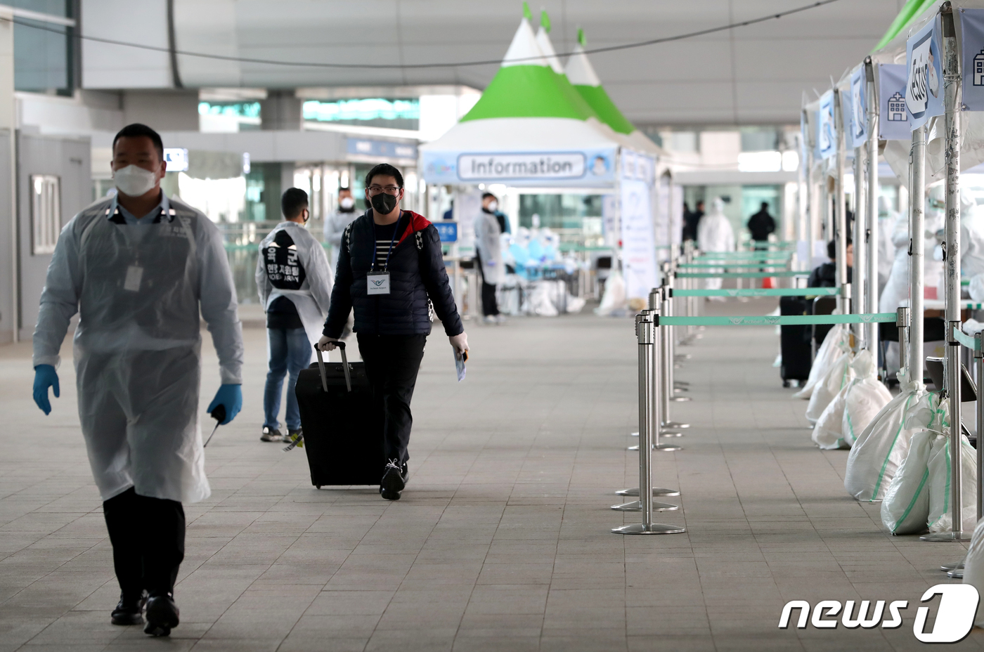 (인천공항=뉴스1) 정진욱 기자 = 31일 오후 인천국제공항 제2터미널 옥외공간에 설치된 개방형 선별진료소(오픈 워킹스루)에서 런던 여객기를 타고 입국한 외국인들이 신종 코로나바이 …