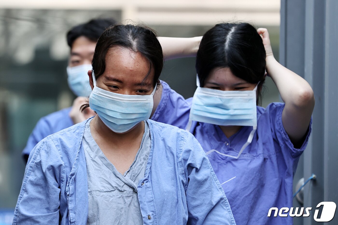 본문 이미지 - 신종 코로나바이러스 감염증(코로나19) 확진자가 5,000명을 넘어 확산이 이어지는 3월 4일 대구 중구 계명대 동산병원에서 의료진들이 분주히 움직이고 있다. 2020.3.4/뉴스1 ⓒ News1 이승배 기자