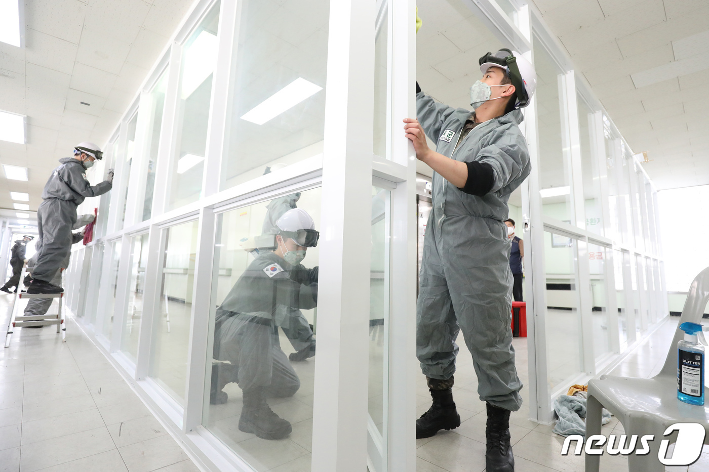 (경산=뉴스1) 공정식 기자 = 4일 오전 국가감염병전담병원인 경북 경산시 하양읍 국군대구병원에서 육군 공병단 장병들이 음압병상으로 연결되는 환진자 이동 경로를 소독하고 있다.정부 …