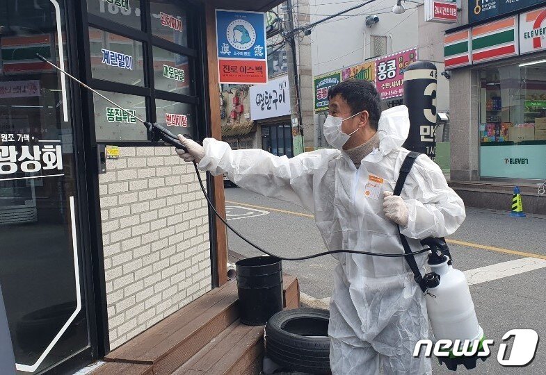 본문 이미지 - 한병도 더불어민주당 익산을 예비후보가 신종 코로나바이러스 감염증 확산을 막기 위한 방역활동을 하고 있다. /뉴스1