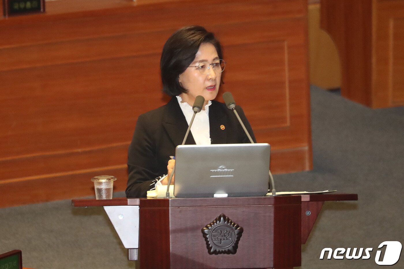 본문 이미지 - 추미애 법무부 장관이 4일 오후 서울 여의도 국회 본회의장에서 열린 제376회 국회&#40;임시회&#41; 제7차 본회의에서 교육·사회·문화 분야 대정부질문에 답하고 있다. 2020.3.4/뉴스1 ⓒ News1 임세영 기자