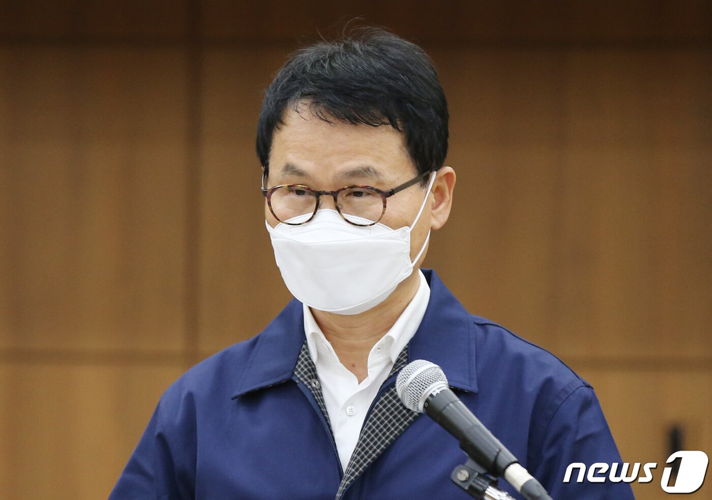 본문 이미지 - 임병연 롯데케미칼 대표이사가 4일 오후 충남 서산시청에서 롯데케미칼 대산공장 사고 관련 긴급 기자회견을 갖고 있다. 2020.3.4/뉴스1 ⓒ News1 김기태 기자