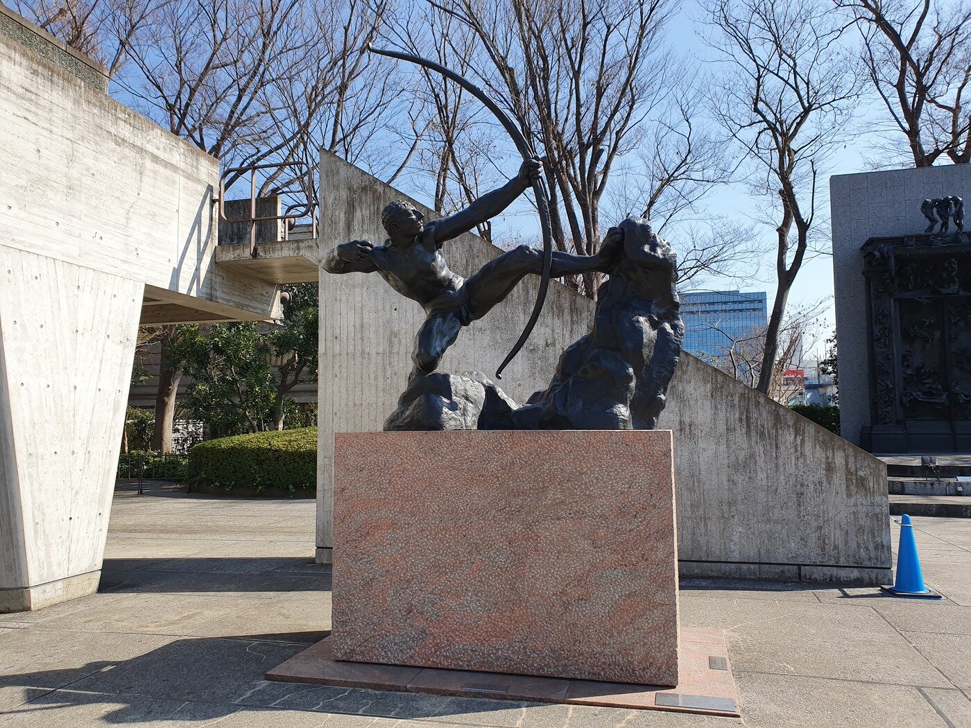 본문 이미지 - 국립서양미술관 앞마당에 전시된 앙투안 부르델의 '활을 쏘는 헤라클레스'. 홍지형 제공