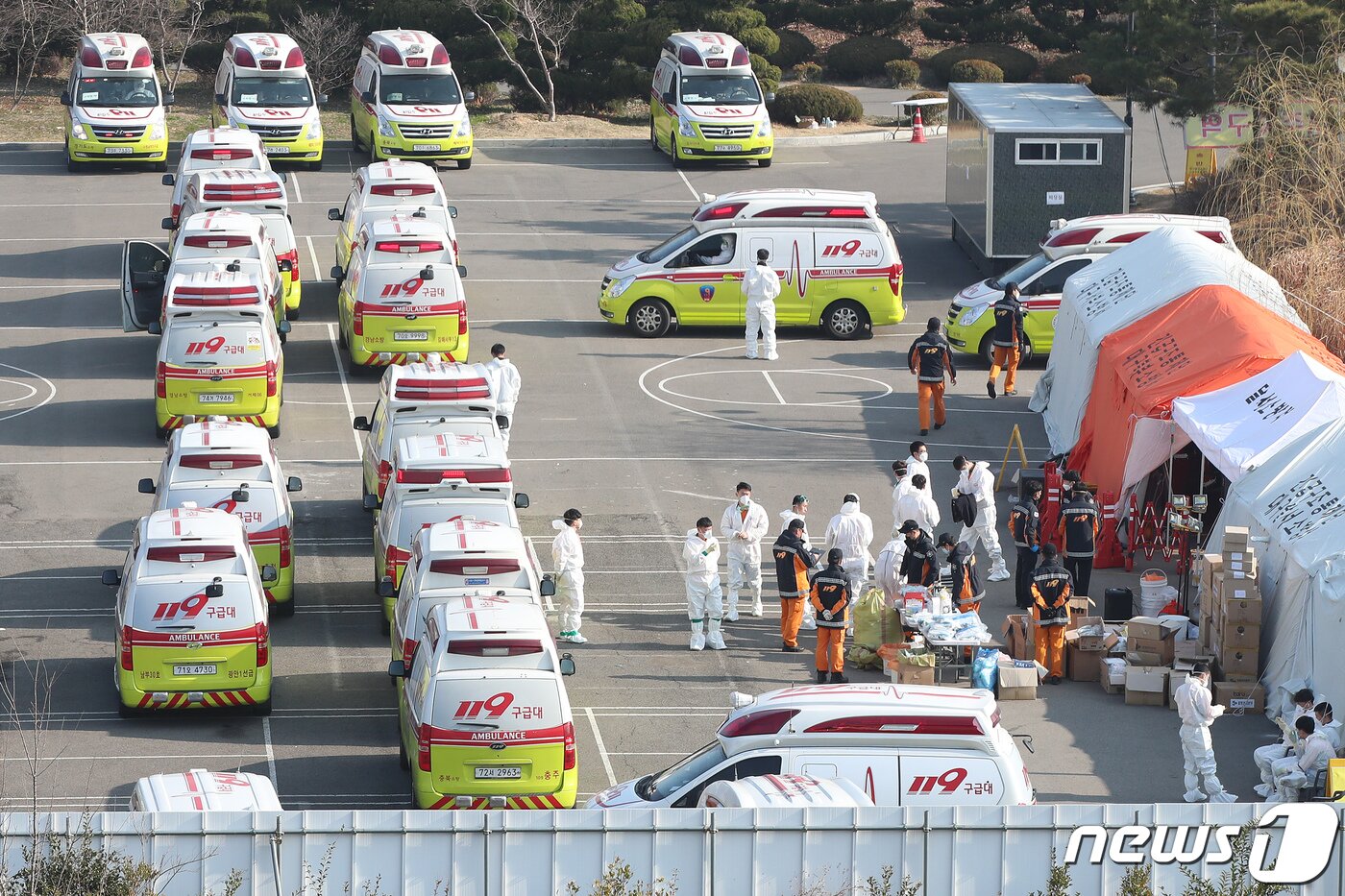 본문 이미지 - 신종 코로나바이러스 감염증(코로나19) 확진자 이송 등 임무를 수행하기 위해 전국에서 모인 119 구급대원과 구급차가 5일 오전 대구 달서구 옛 두류정수장 부지에서 주요 업무를 전달받기 위해 모여 있다. 2020.3.5/뉴스1 ⓒ News1 공정식 기자