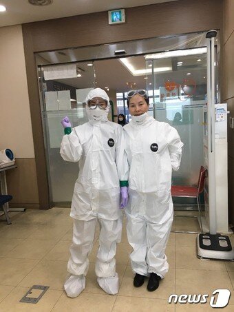 본문 이미지 - 서명옥 전 서울 강남보건소장(오른쪽)이 자원봉사 중인 동료 간호사와 함께 찍은 사진. (서명옥 전 서울 강남보건소장 제공) ⓒ 뉴스1