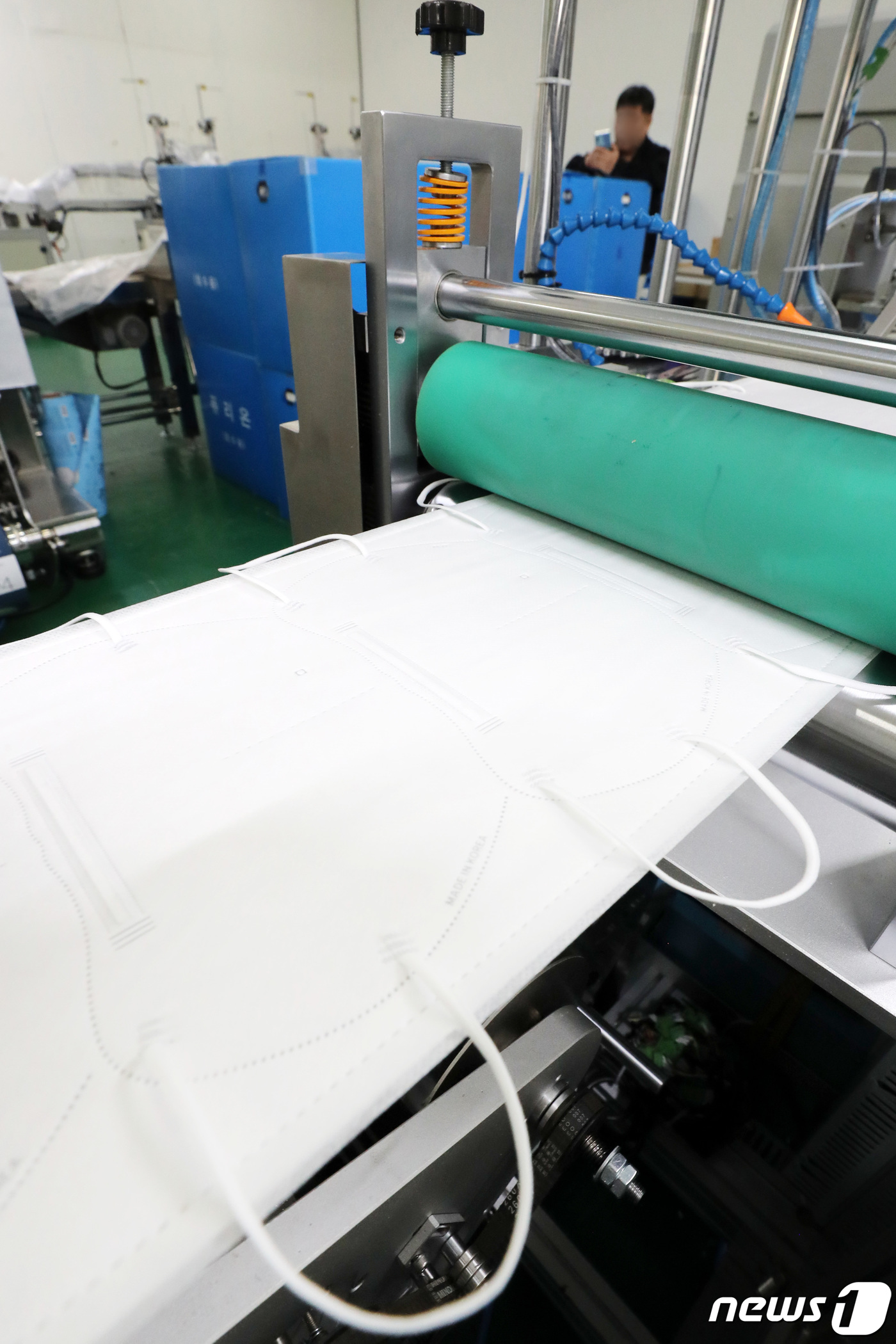 (경기광주=뉴스1) 조태형 기자 = 5일 오후 경기도 광주시 소재 한 마스크 제조업체에서 관계자가 마스크 제조의 핵심 재료인 멜트블로운(Melt Blown·MB) 필터가 부족해 공 …