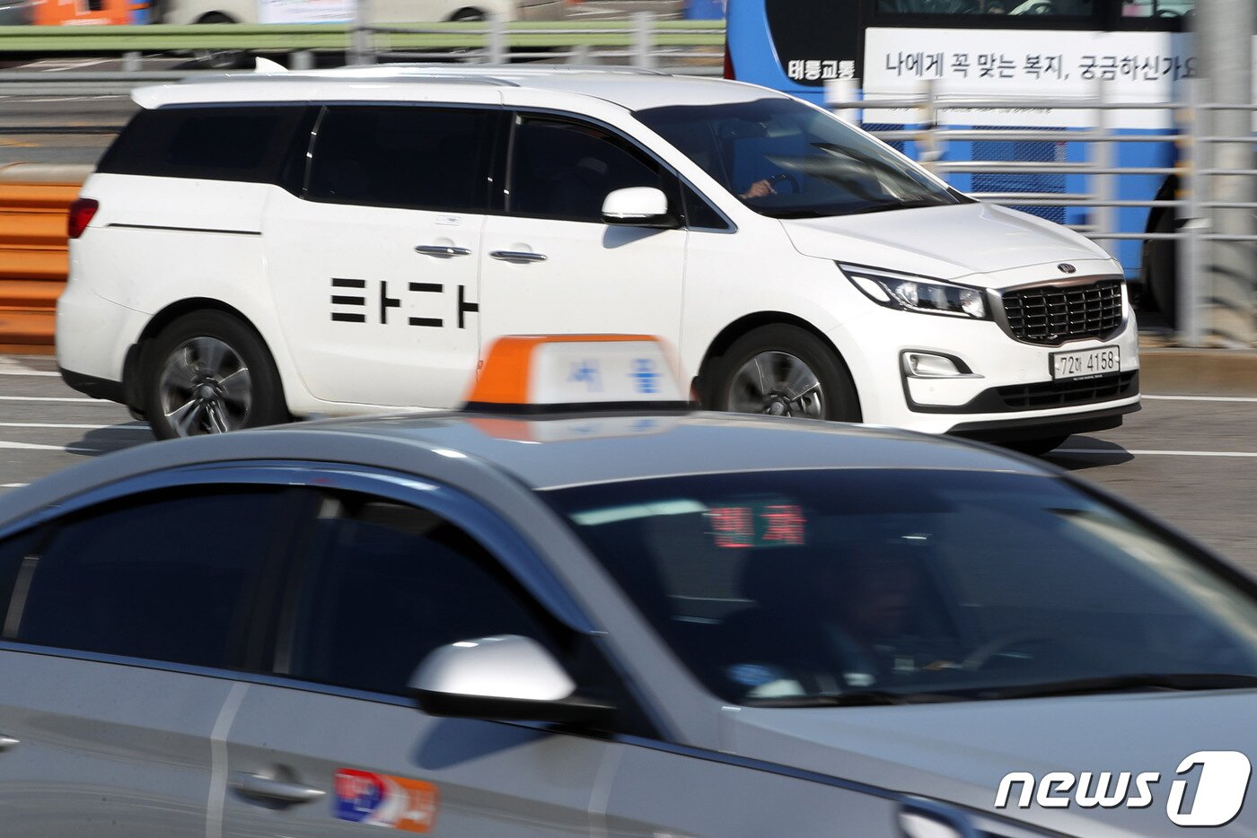 본문 이미지 - 국회는 2020년 3월 5일 본회의에서 '타다 금지법(여객자동차운수사업법 개정안)'을 처리, 타다는 승차 공유서비스 시장에서 사실상 퇴출된 바 있다. 2020.3.5/뉴스1 ⓒ News1 이광호 기자